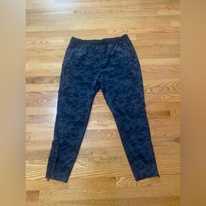 ten thousand jogger with zip up ankle black and gray size XXL